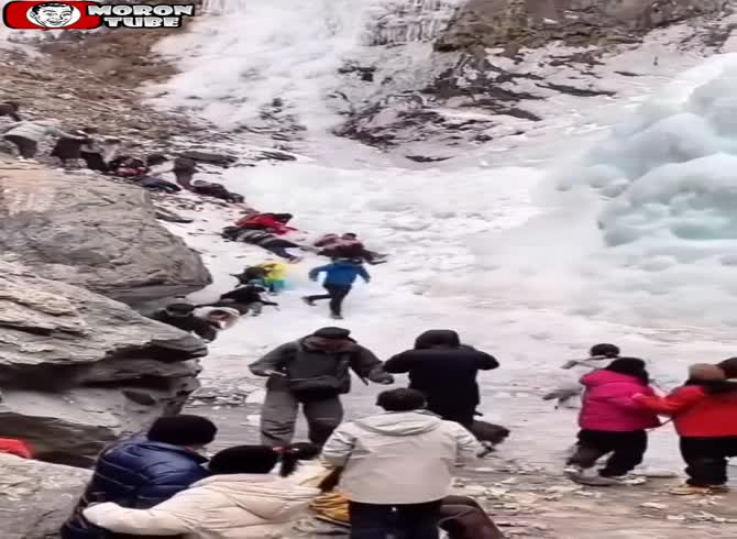 Video :Chinese visitors are surprised by falling ice